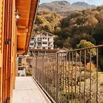 Larius - View - Free Parking Daire